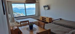 una camera con due letti e un tavolo con fiori di Piso 8 Bariloche a San Carlos de Bariloche