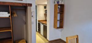una camera con cucina con bancone e porta di Piso 8 Bariloche a San Carlos de Bariloche