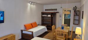 una piccola stanza con un letto e un tavolo di Piso 8 Bariloche a San Carlos de Bariloche