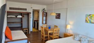 una camera con tavolo e letto e una sala da pranzo di Piso 8 Bariloche a San Carlos de Bariloche Altre 4 foto