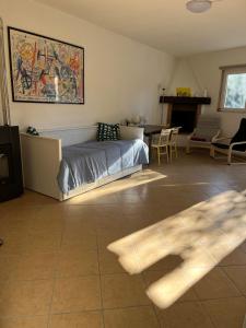 Un dormitorio con una cama y una sala de estar. en Al giardino, en Taranto