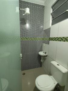 a bathroom with a toilet and a sink and a shower at Hotel Amanhecer -650M DA FERINHA DA MADRUGADA ,1,3 KM DA 25 DE MARÇO, 550M DO MERCADÃO MUNICIPAL ,1,1 KM DA ESTAÇÃO DA LUZ in São Paulo +55 photos