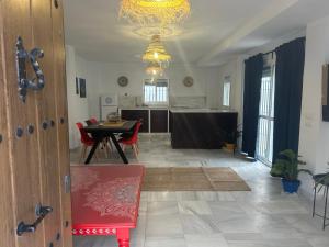 ein Wohnzimmer mit Tisch und Küche in der Unterkunft Las Cumbres 1 in El Puerto de Santa María