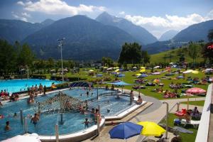 O vedere a piscinei de la sau din apropiere de Alpencamp Kärnten