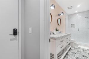 Baðherbergi á Live Like a Local in the Heart of Adams Morgan