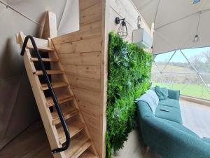 Little River Glamping的休息区