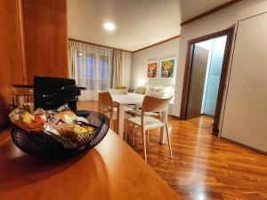 un salon avec une table et une salle à manger dans l'établissement Jasmine Golf & Malpensa, studio in Robinie club, à Solbiate Olona 13 autres photos