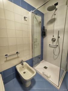 ein Badezimmer mit Dusche, Waschbecken und Toilette in der Unterkunft Jasmine Golf & Malpensa, studio in Robinie club in Solbiate Olona