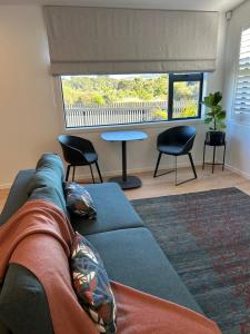 Seating area sa Birdsong Water View 2 Bedroom Apartment +1 photo