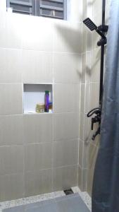 Un baño con ducha con cortina de ducha. en Transient Siete Barcelone B&B -Studio Type Valleyhomes Patul, en Plaridel
