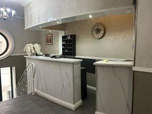 Kuchyň nebo kuchyňský kout v ubytování Carnival City Hotel Oradea