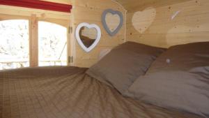 Camping des Rochers des Parcs tesisinde bir odada yatak veya yataklar