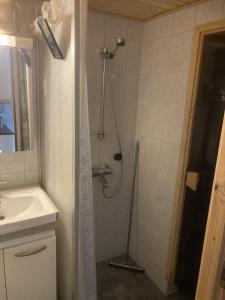 un baño con ducha y lavabo en Hulhavanpuisto B2, Iso-Syöte, Pudasjärvi, en Pudasjärvi 11 fotos más