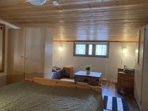 Un dormitorio con una cama y un escritorio y una ventana. en Hulhavanpuisto B2, Iso-Syöte, Pudasjärvi, en Pudasjärvi