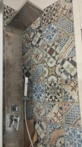 baño con ducha con azulejos en la pared en Casa Vacanza Nonna Nena, en Porto Empedocle