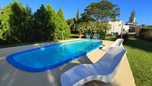 einen Pool im Garten mit blauem Pool in der Unterkunft Bungalow los angeles in Villa Elisa