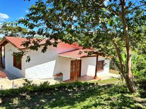 a white house with a red roof at Casa campestre Villa Transito in San Agustín