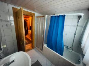5 Zimmer-Wohnung mit Garage und Sauna的一间浴室