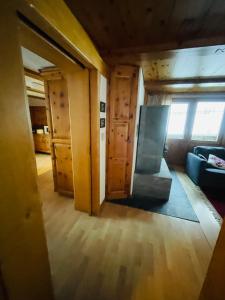 5 Zimmer-Wohnung mit Garage und Sauna的休息区