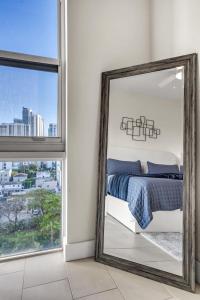 Ένα ή περισσότερα κρεβάτια σε δωμάτιο στο Luxury 2BR with City Views on Biscayne Blvd +45 φωτογραφίες