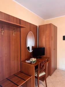 a room with a desk with a computer and a mirror at Villa Verde 2 in Guidonia