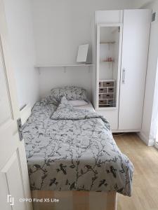 En eller flere senge i et værelse på Dolphin cottage