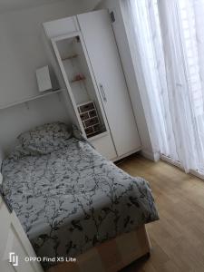 En eller flere senge i et værelse på Dolphin cottage