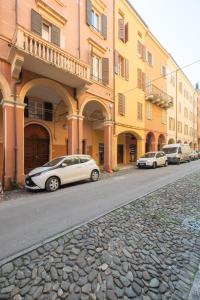 two cars parked in front of a building at Molinari House Perla - Suite moderna in centro Modena - Free ZTL in Modena