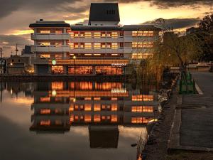 奈良市にあるホテル天平ならまちの水面の建物