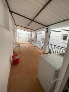 TebaにあるCasa Pepin y Paquitaのバルコニー(白い冷蔵庫付)が備わる客室です。 +30枚の写真