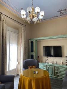 TebaにあるCasa Pepin y Paquitaのテーブルとテレビのあるリビングルーム