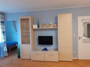 TV a/nebo společenská místnost v ubytování Aquamarin - charmantes Appartement mit Balkon
