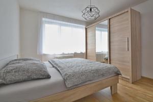 Cama ou camas em um quarto em Apartmány Bytča