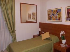 Llit o llits en una habitació de Hotel Solaria