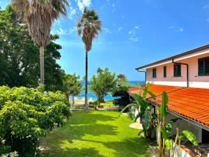 A garden outside Residence Araba Fenice Tropea