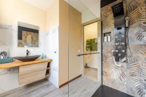 un bagno con lavandino e doccia di La bettola di cremia a Cremia