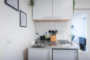 a kitchen with a sink and a counter top at Green Serenity Bielefeld 24h Check in WLAN Parkplatz ÖPNV in Bielefeld