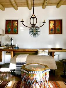 Postel nebo postele na pokoji v ubytování CASA TUA Santa Fe - Los Santos Historic Adobe