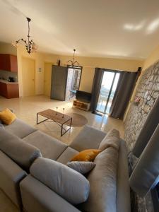 a living room with a couch and a table at Villa Niobe in Riglia