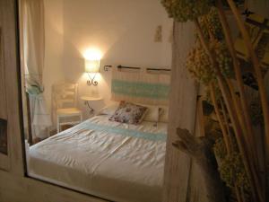 A bed or beds in a room at Mare & Mirice - Case Appartamenti Vacanza