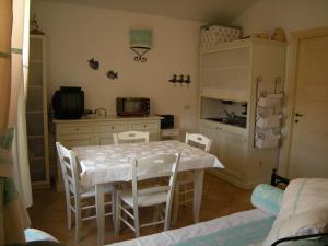 A kitchen or kitchenette at Mare & Mirice - Case Appartamenti Vacanza