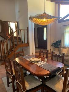 mesa de comedor con sillas y lámpara de araña en Casa Fabiana, en Villa Carlos Paz 20 fotos más