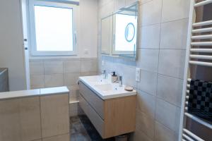 un baño con lavabo y espejo en BEL AMI 03 Strasbourg, en Schiltigheim