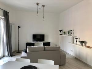 Μια τηλεόραση ή/και κέντρο ψυχαγωγίας στο Nuovo appartamento a 2 passi dal mare Anzio Centro