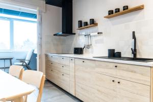 Una cocina con gabinetes de madera y encimera. en BEL AMI 03 Strasbourg, en Schiltigheim 32 fotos más
