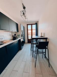 a kitchen with a table and chairs in a room at Le Terra Rosa - Proche Zoo & Lac de la ramée in Plaisance-du-Touch +8 photos