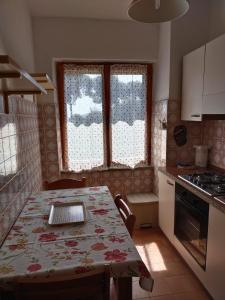 Kuchyňa alebo kuchynka v ubytovaní Casa Giannella, a due passi dal mare