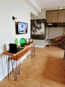 een kamer met een bureau met een computer erop bij Define Pinheiros 34 in Sao Paulo