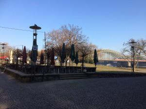 a group of umbrellas and chairs in a park at Köln Altstadt Charmantes Studio in Cologne