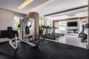 een fitnessruimte met verschillende loopbanden en machines in een kamer bij Define Pinheiros 34 in Sao Paulo